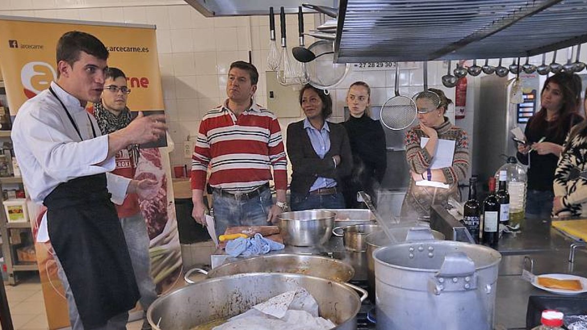 Miguel Cobo imparte un curso de cocina.-RAUL G. OCHOA