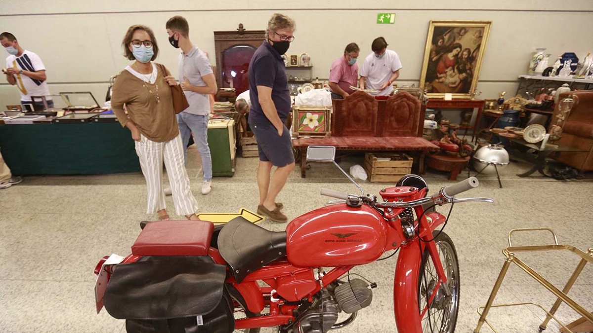Esta Moto Guzzi Hispania se lleva las miradas de todo el que pasa. RAÚL OCHOA