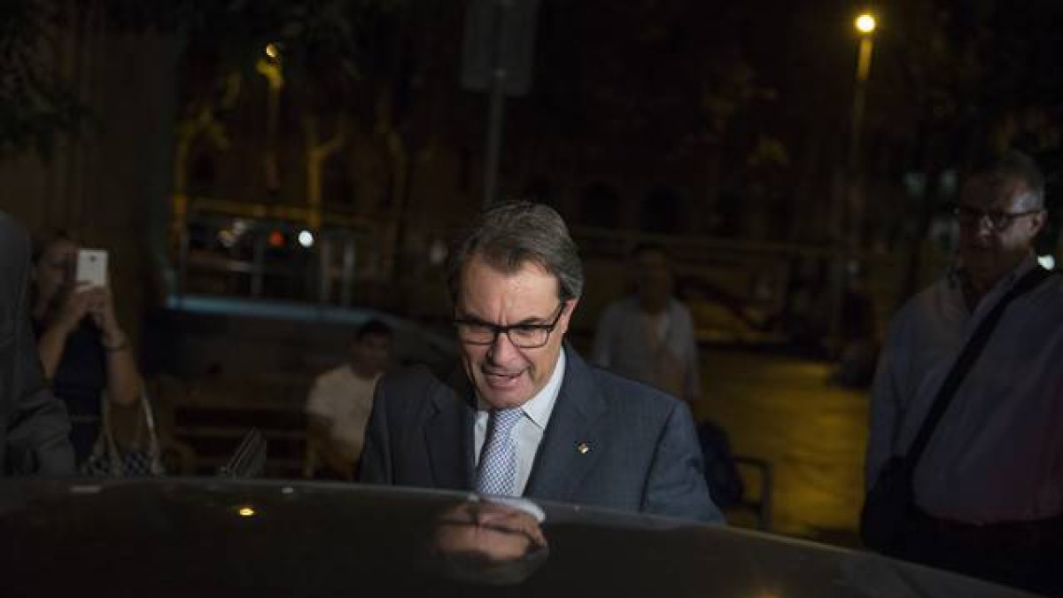 Mas, a la salida, ayer, de la reunión del Palau Robert.-Foto: FERRAN SENDRA
