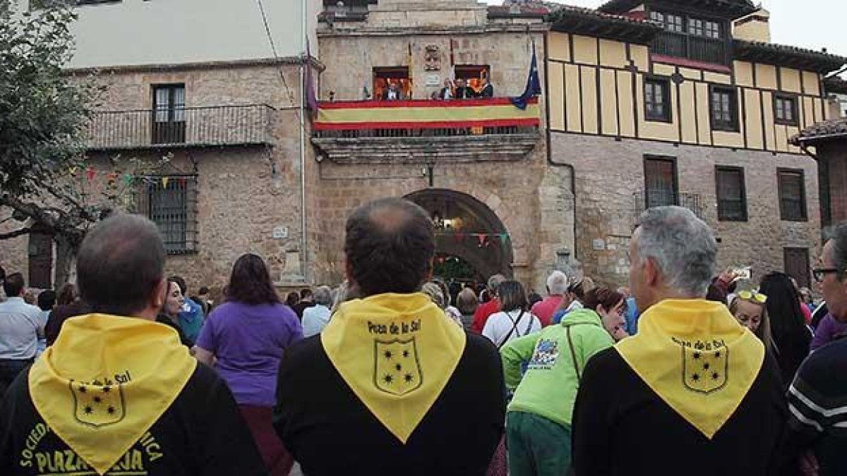 El pregón inaugural llenó la plaza de la localidad, que ayer arrancó sus fiestas patronales por todo lo alto.-G. G.