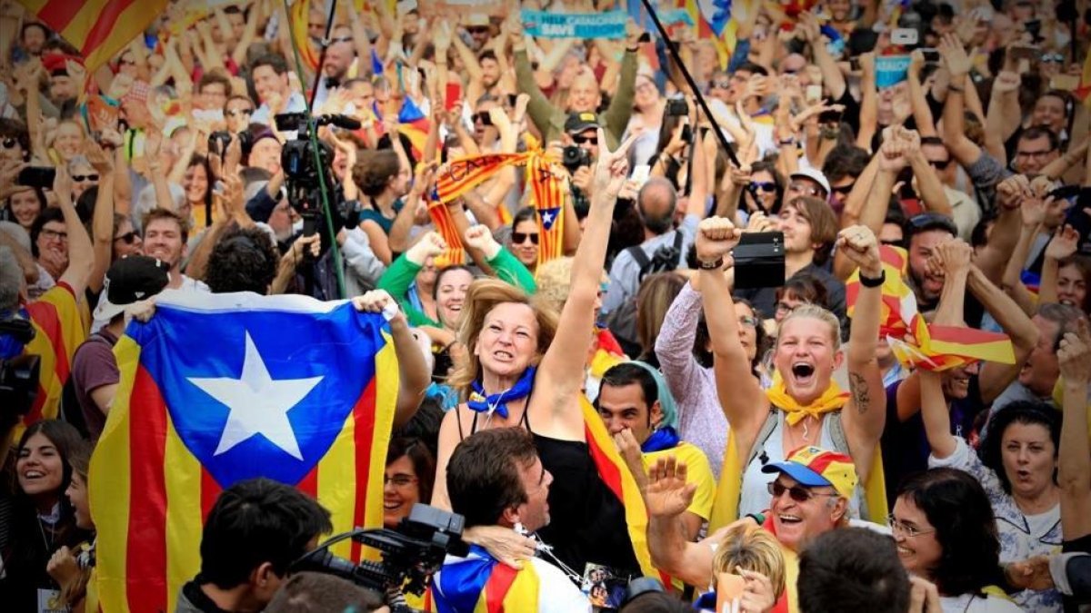 Alegrías en el parc de la ciutadella tras la proclamación de la independencia de Cataluña.-FERRAN NADEU