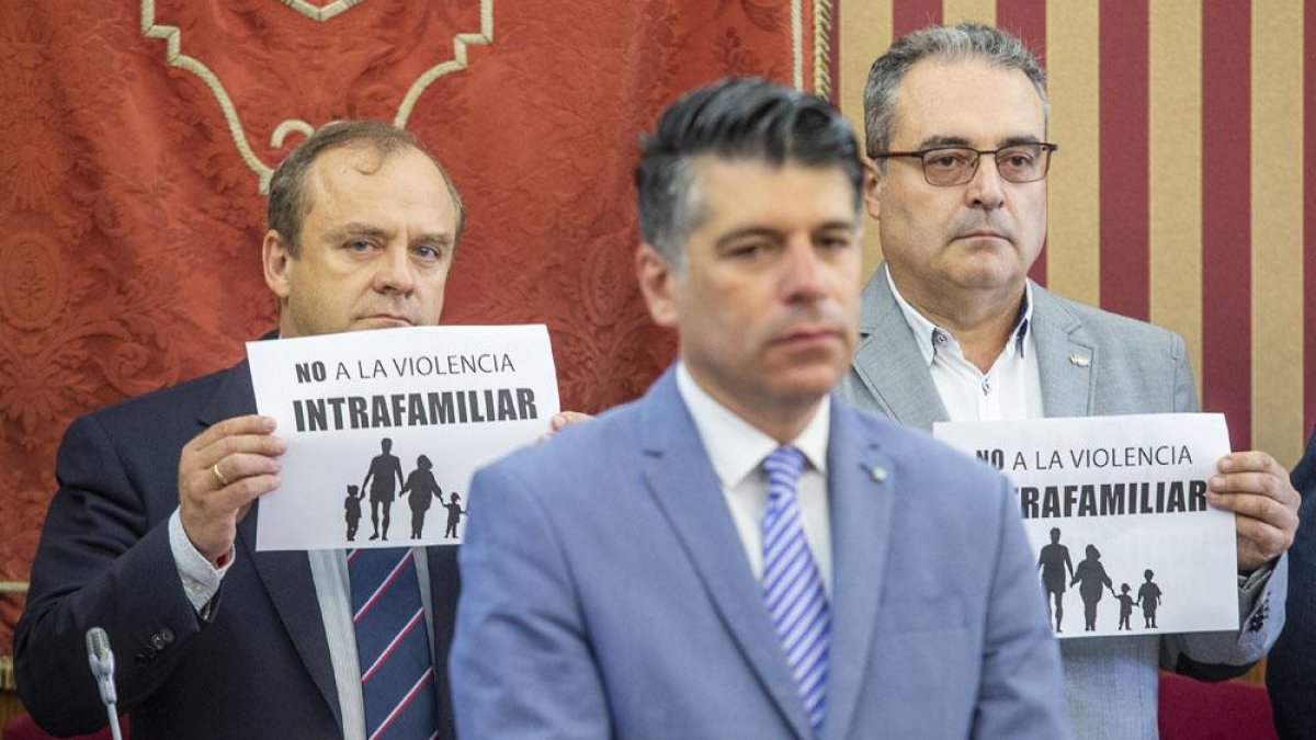 En primera fila, el portavoz de Ciudadanos, Vicente Marañón. En segunda, los ediles de Vox.-SANTI OTERO