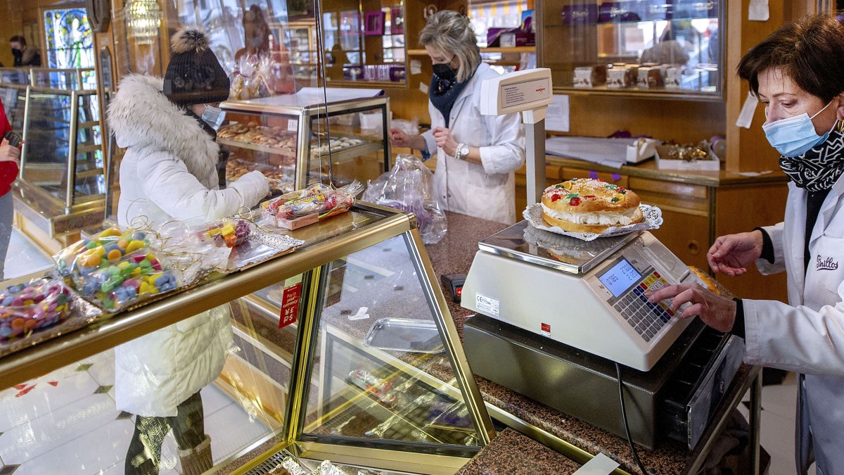 El roscón pequeño ha sido este año el preferido de los compradores dado que este día de Reyes muchas familias decidieron no juntarse por la situación sanitaria. ISRAEL L. MURILLO