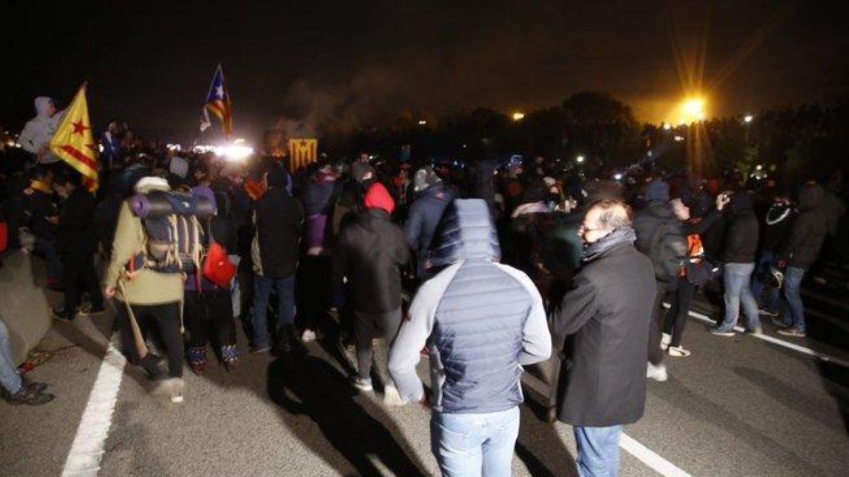 Manifestantes de Tsunami Democràtic cortan la AP-7 en Salt.-JOAN CASTRO / ICONNA
