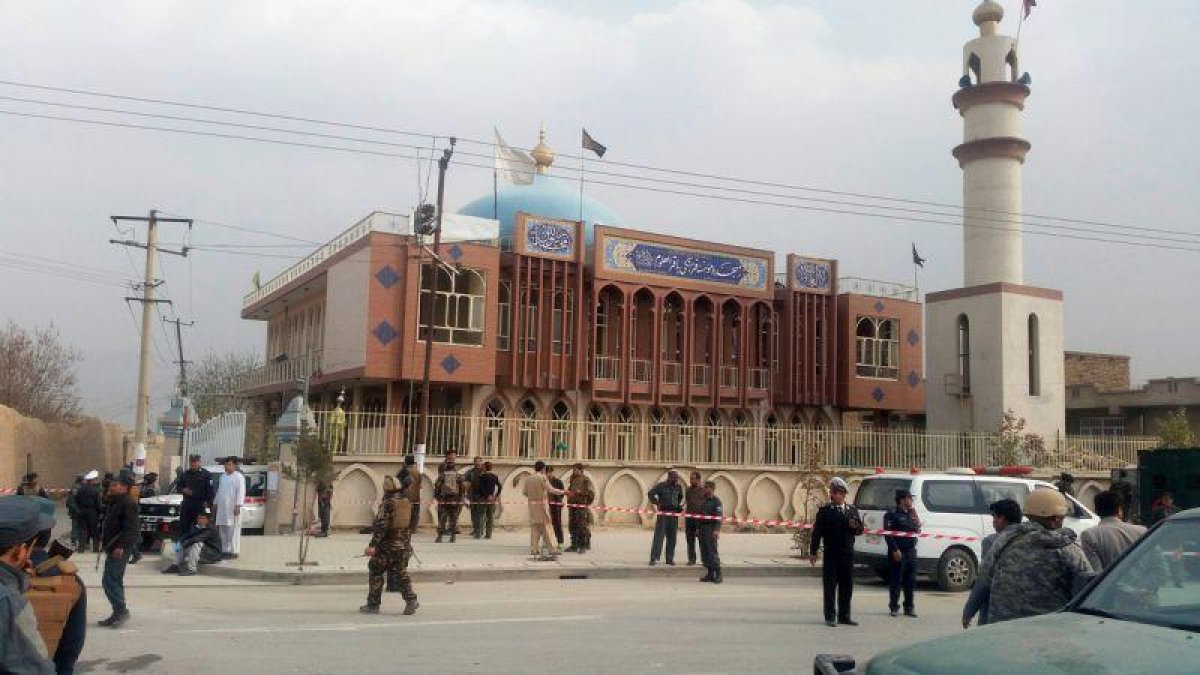 Policías afganos ante la mezquita chií atacada en Kabul.-OMAR SOBHANI / REUTERS