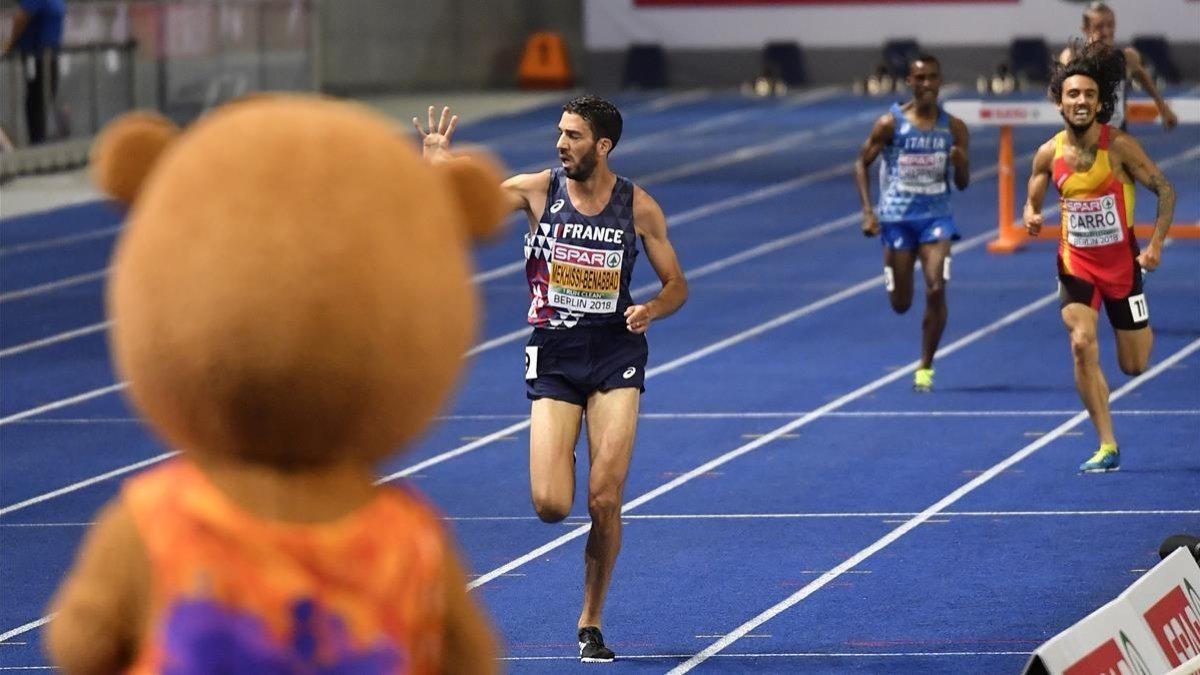 Fernando Carro, detrás del francés Mekhissi-Benabbad, en la recta final de los 3.000 metros obstáculos. /-AP / MARTIN MEISSNER