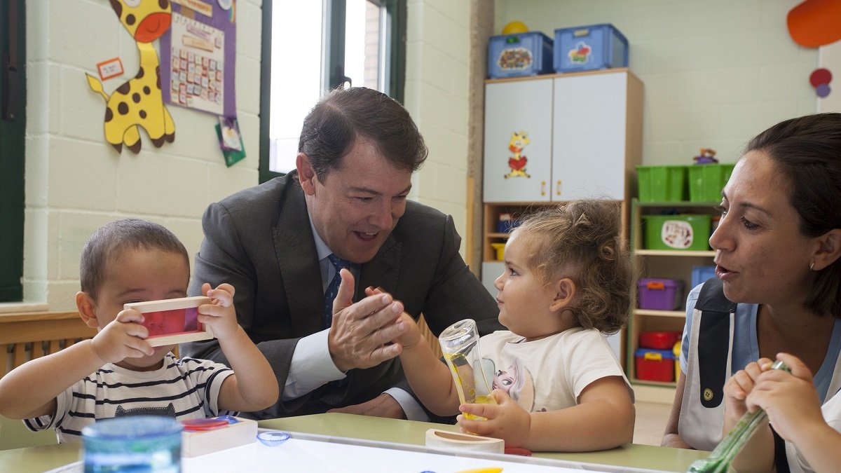 Visita a la Escuela Infantil Municipal de Carbajosa de la SagradaEl presidente de la Junta de Castilla y León, Alfonso Fernández Mañueco; acompañado del presidente de la Diputación provincial, Javier Iglesias, visitan la Escuela Infantil Municipal de Carbajosa de la Sagrada