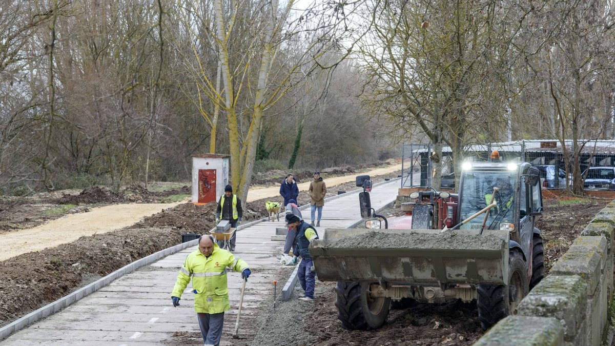Los trabajadores de la empresa Herrero Temiño en un momento de las obras del carril bici. SANTI OTERO