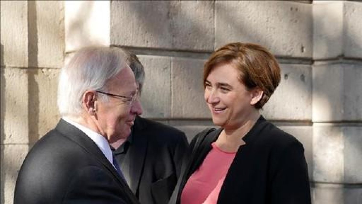 La alcaldesa Ada Colau y el presidente de la Cambra de Comerç de Barcelona, este jueves.-RICARD FADRIQUE