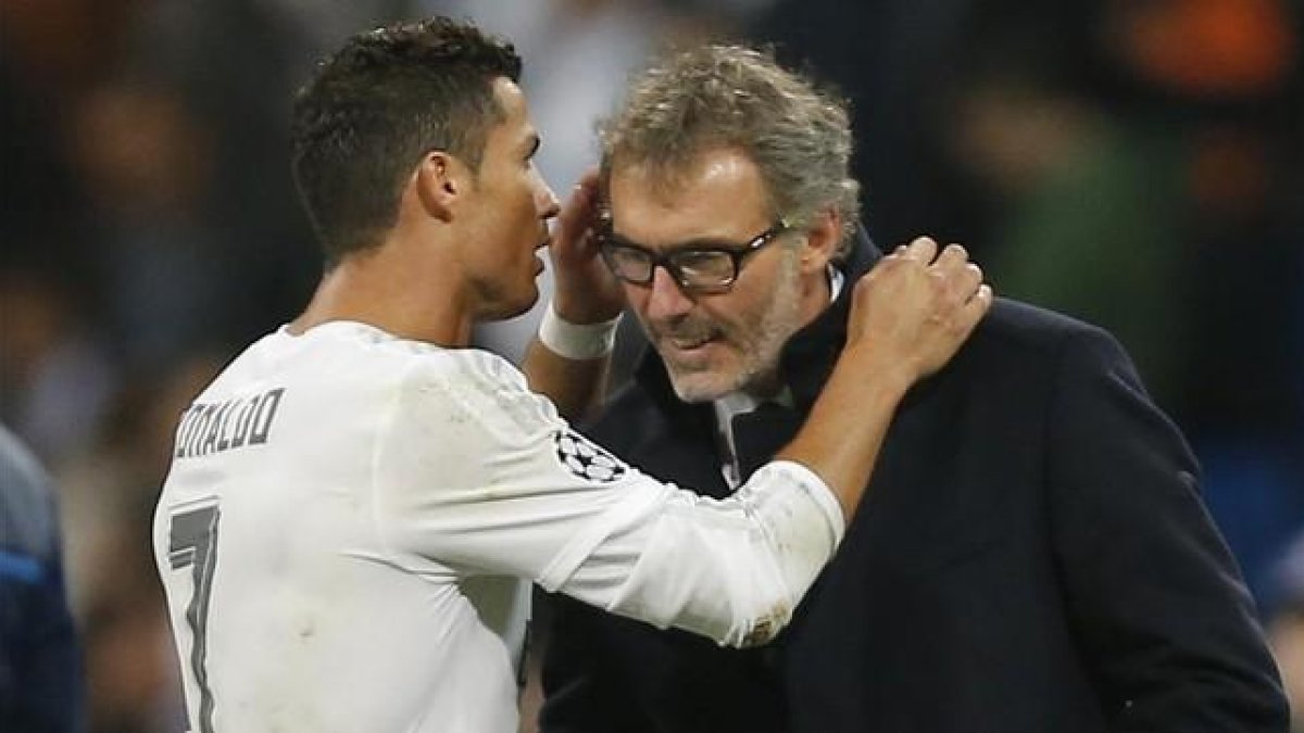 El jugador del Real Madrid Cristiano Ronaldo hablando con el técnico del PSG Laurent Blanc.-AP / DANIEL OCHOA