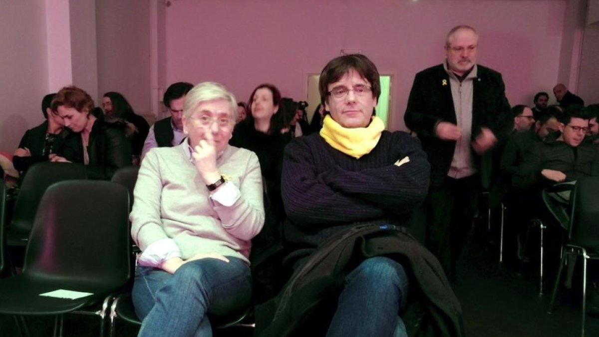 La exconsellera Clara Ponsati y el expresident Carles Puigdemont, en la presentación en Bruselas del disco Parnàs del cantautor Roger Mas el pasado 3 de marzo. / EFE / JAVIER ALBISU-JAVIER ALBISU (EFE)