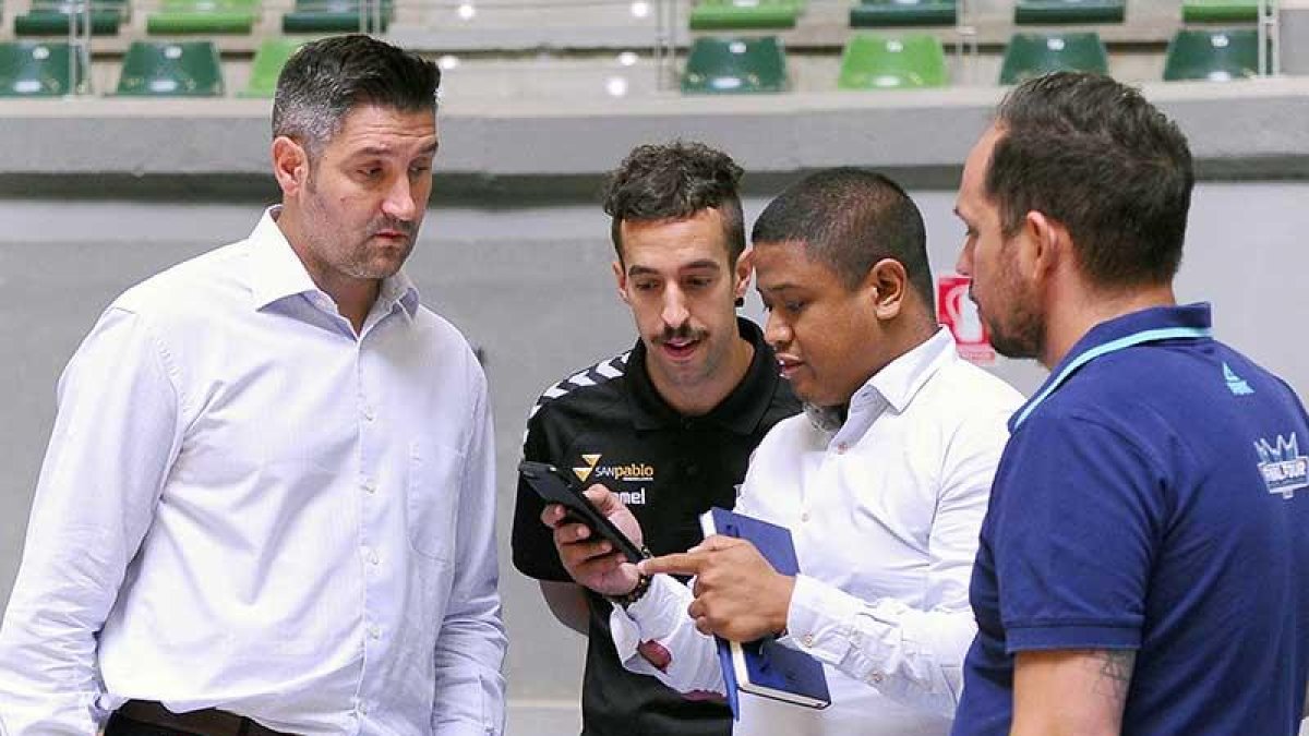 Albano y Raúl Santamaría (delegado) atienden a los técnicos de la BCL.-MARÍA GONZÁLEZ / SPB