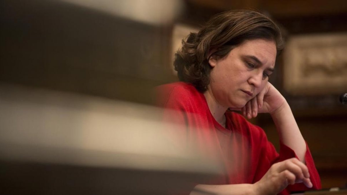 Ada Colau, en el plenario municipal.-/ ALBERT BERTRAN