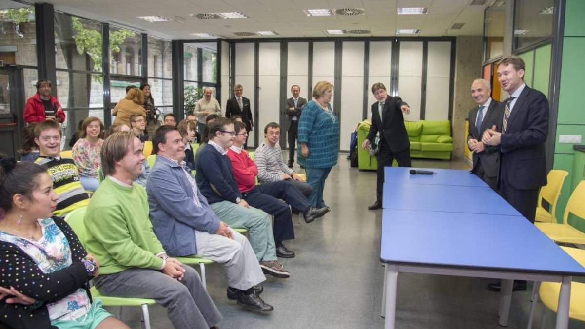 BBVA da la bienvenida a los seis miembros de la Asociación Down Burgos que participan en el Programa de Prácticas Formativas. Asisten, el director de Down Burgos, Luis Mayoral; el alcalde de Burgos, Javier Lacalle (D); y el director de zona de BBVA, Manue-Ical