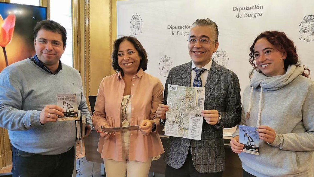 Carlos Gallo, alcalde de Sargentes de Lora, junto a Contreras, Saiz y De la Iglesia en la presentación de los senderos.-ECB