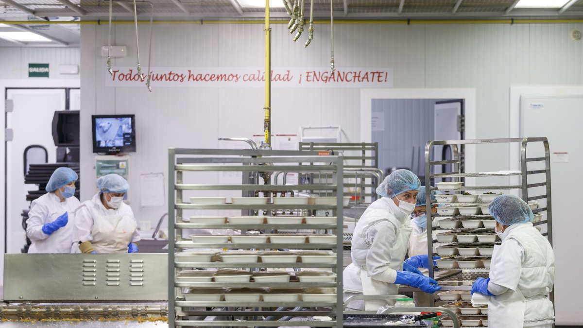 Las cocineras de la empresa IGMO preparan los menús que se reparten cada día entre los burgaleses. SANTI OTERO