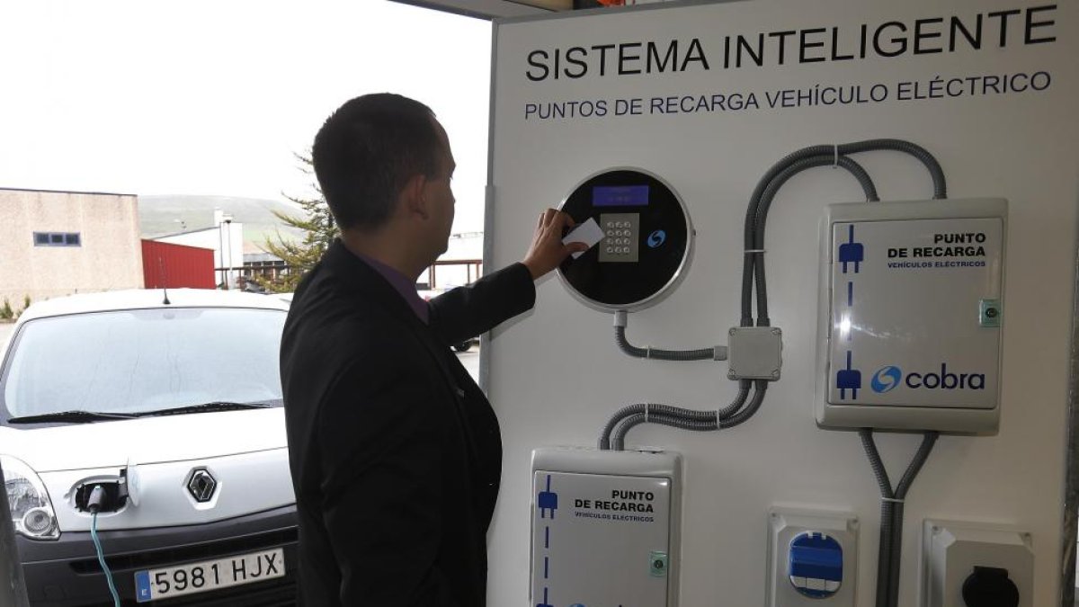 Imagen de archivo del sistema de recarga de vehículos eléctricos ideada por el ITCL y Cobra.-RAÚL OCHOA