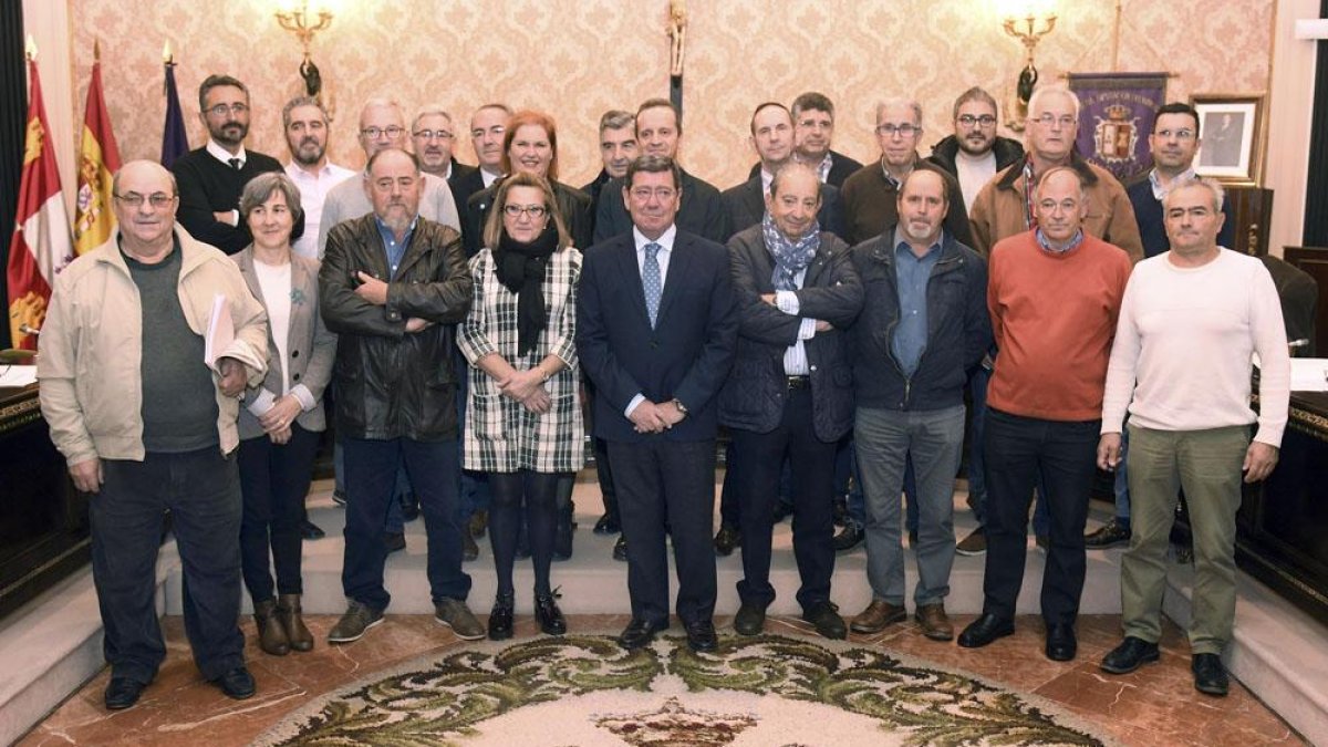 César Rico (centro) posa con los representantes municipales de los 24 municipios inscritos en ‘Crecemos’.-R. O.