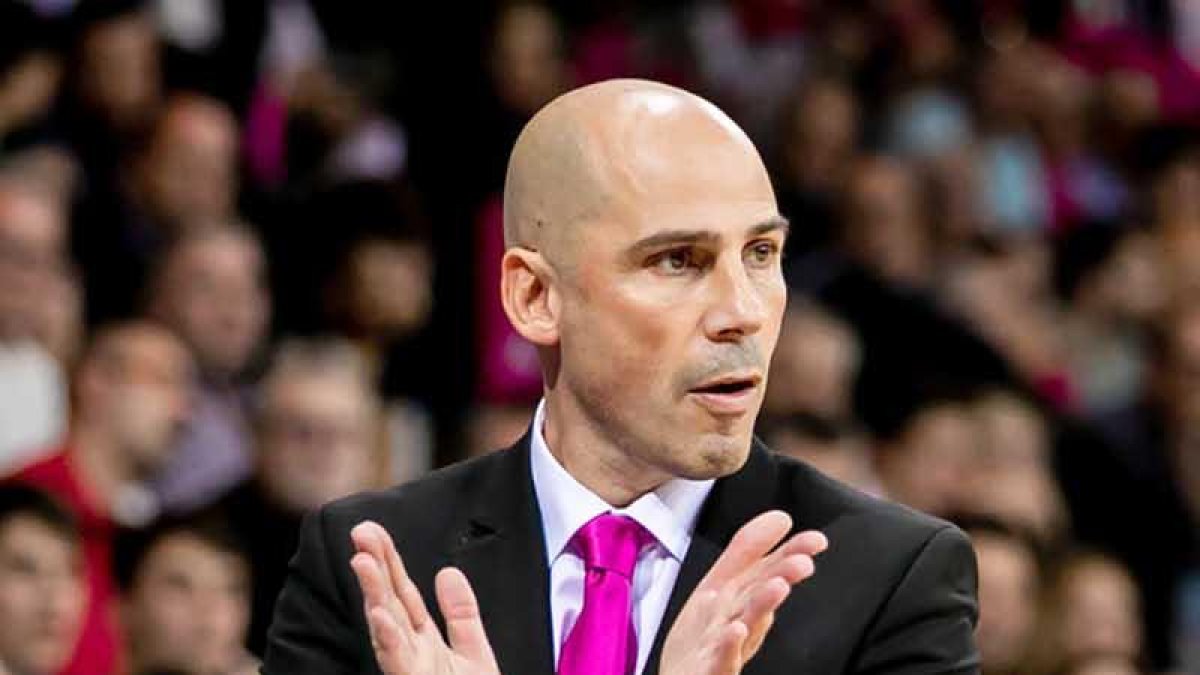 Joan Peñarroya anima a sus jugadores.-ACB PHOTO / ALBERT MARTÍN