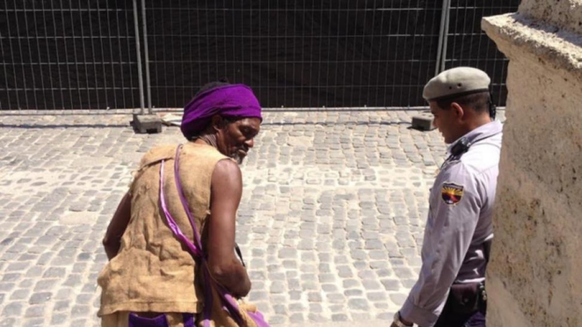 La policía desaloja a un mendigo en la Plaza de la Catedral de Cuba.-TWITTER / YOANI SÁNCHEZ