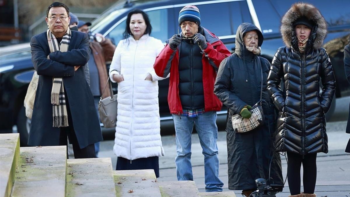 Un grupo de personas espera frente a la Corte Suprema de Vancúver durante la vista celebrada contra Meng Wanzhou.-AFP