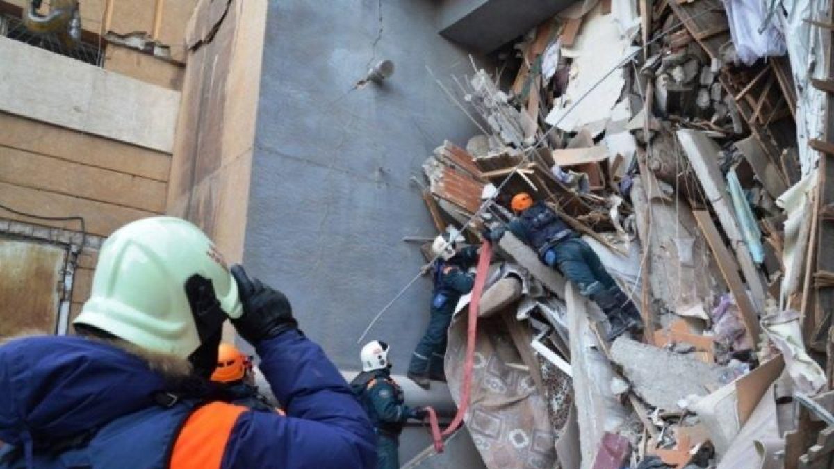 Miembros de los servicios de rescate rusos retiran escombros de un edificio derrumbado en la ciudad de Magnitogorsk en la región de los Urales.-EPA / MINISTERIO DE SITUACIONES DE EMERGENCIA