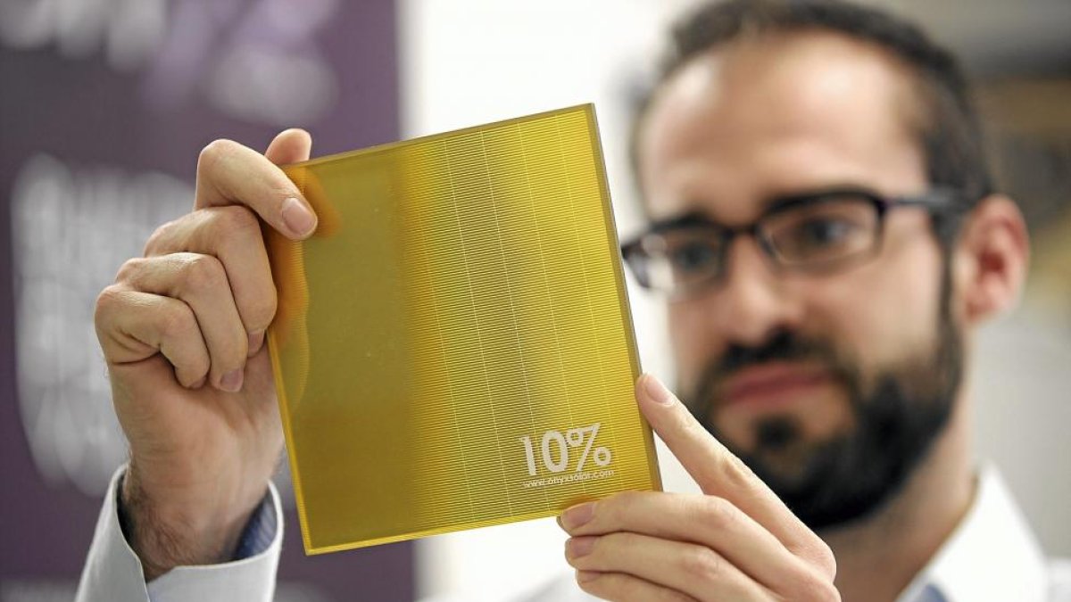 Físico de Onyx-Solar observa un vidrio fotovoltaico.-E. M.