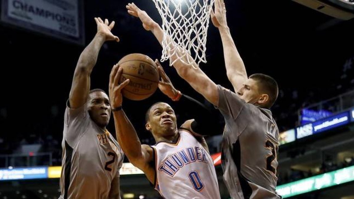Westbrook entra a canasta entre Bledsoe y Len.-Foto: AP / MATT YORK