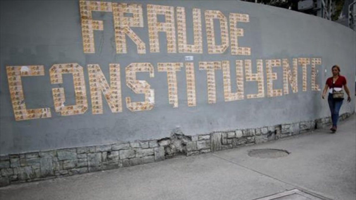 Una pintada denuncia la votación a la Asamblea Constituyente en un muro de Caracas.-EFE / MIGUEL GUTIÉRREZ