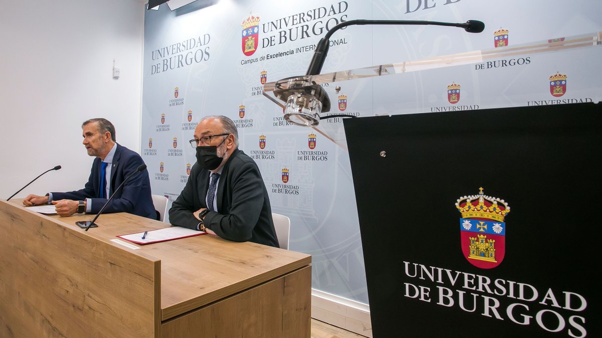El rector Manuel Pérez Mateos y el empresario Francisco González García presentaron el programa 'UBU Refugio'. TOMÁS ALONSO