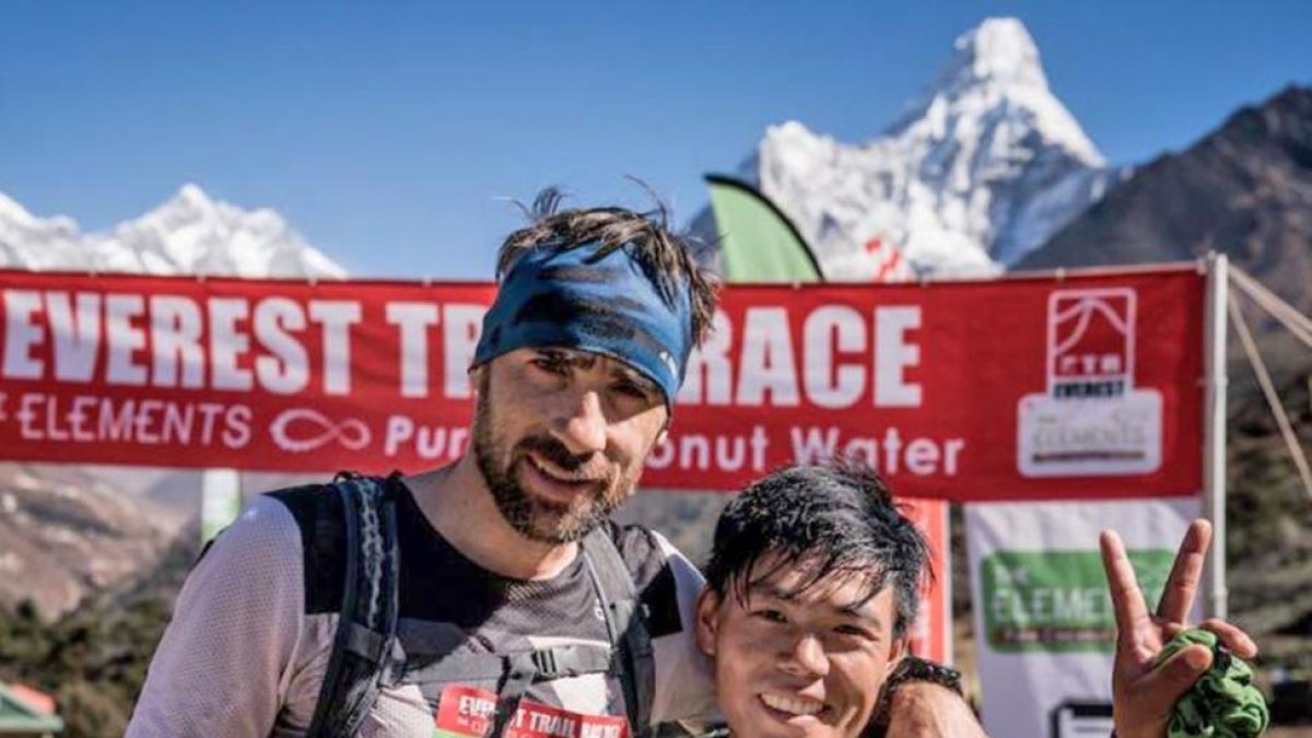 Hernando posa con el vencedor de la Everest Trail Race, Suman Kulun Rai.-IAN CORLESS