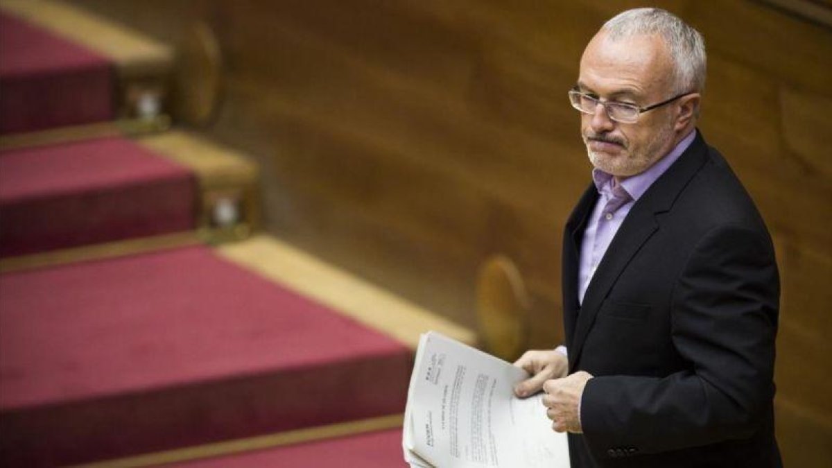 El líder de Podem en Valencia y portavoz del grupo morado en las Corts, Antonio Montiel, en una imagen de archivo, en la Cámara valenciana.-MIGUEL LORENZO