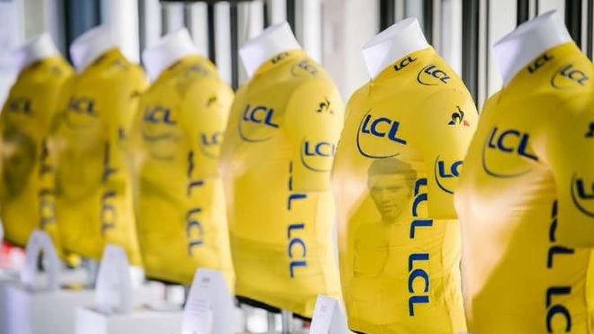 Una muestra de los jersey amarillos de la edición 2019.-ASO