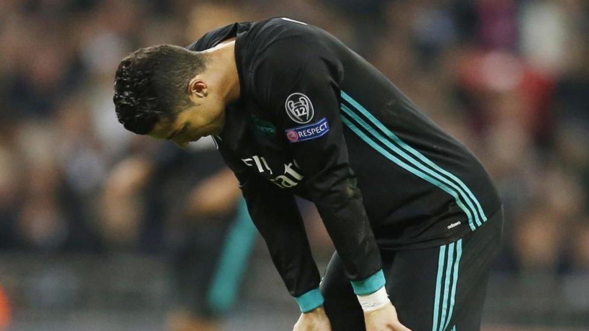 Cristiano Ronaldo se lamenta de una ocasión fallada ante el Tottenham en Wembley.-/ AFP / IAN KINGTON