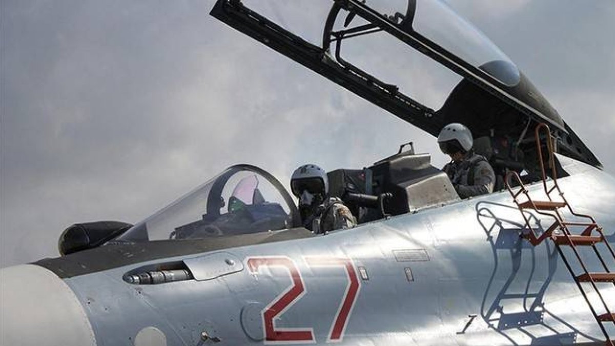 Avión de combate ruso SU-34 en la base aérea de Latakia (Siria).-MINISTERIO DE DEFENSA RUSO