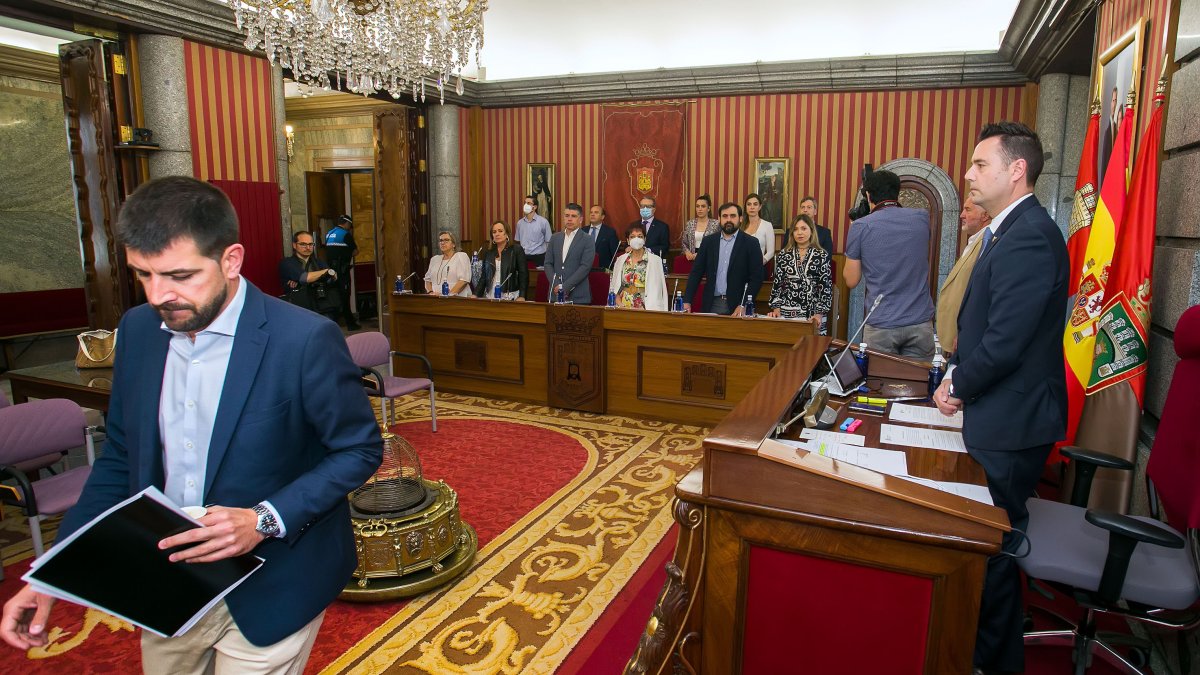 El concejal de Hacienda, David Jurado, y el alcalde, Daniel de la Rosa, en un Pleno del Ayuntamiento de Burgos. TOMÁS ALONSO