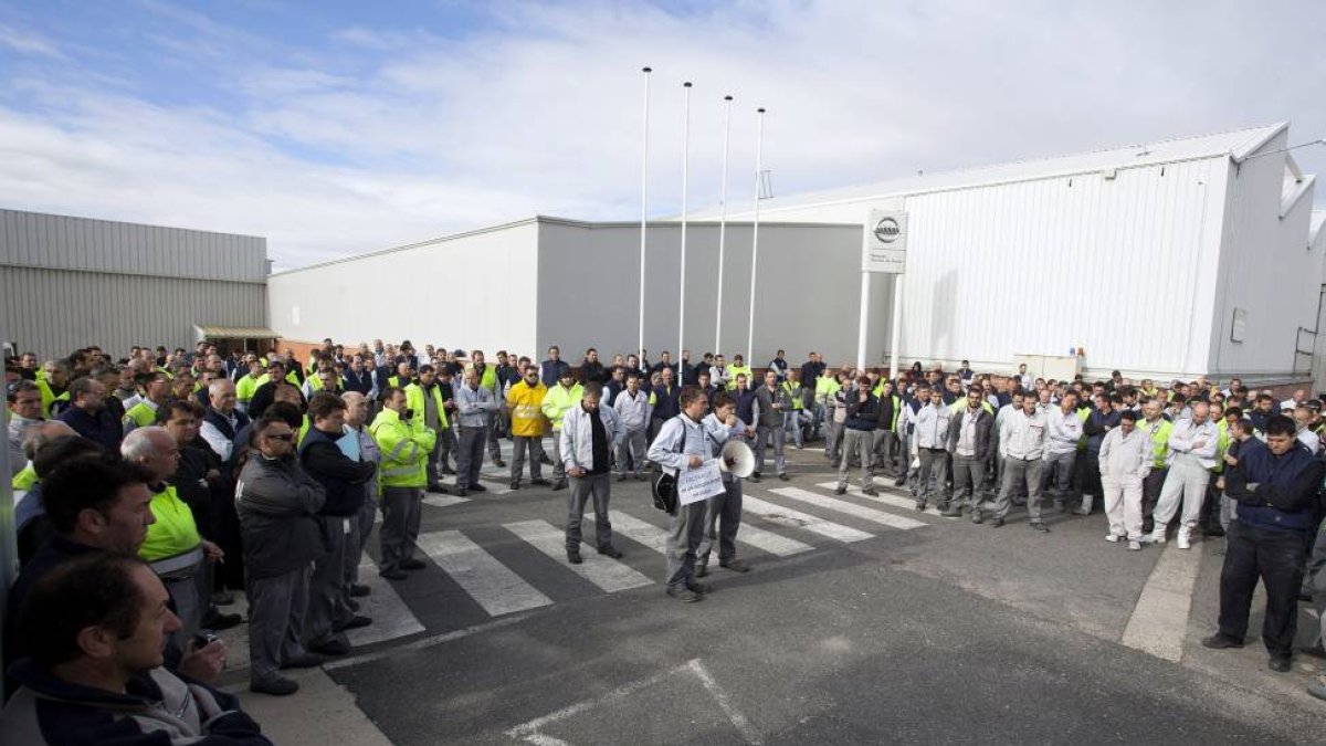 Trabajadores a las puertas de la fábrica de Nissan en una de sus asambleas abiertas-Efe