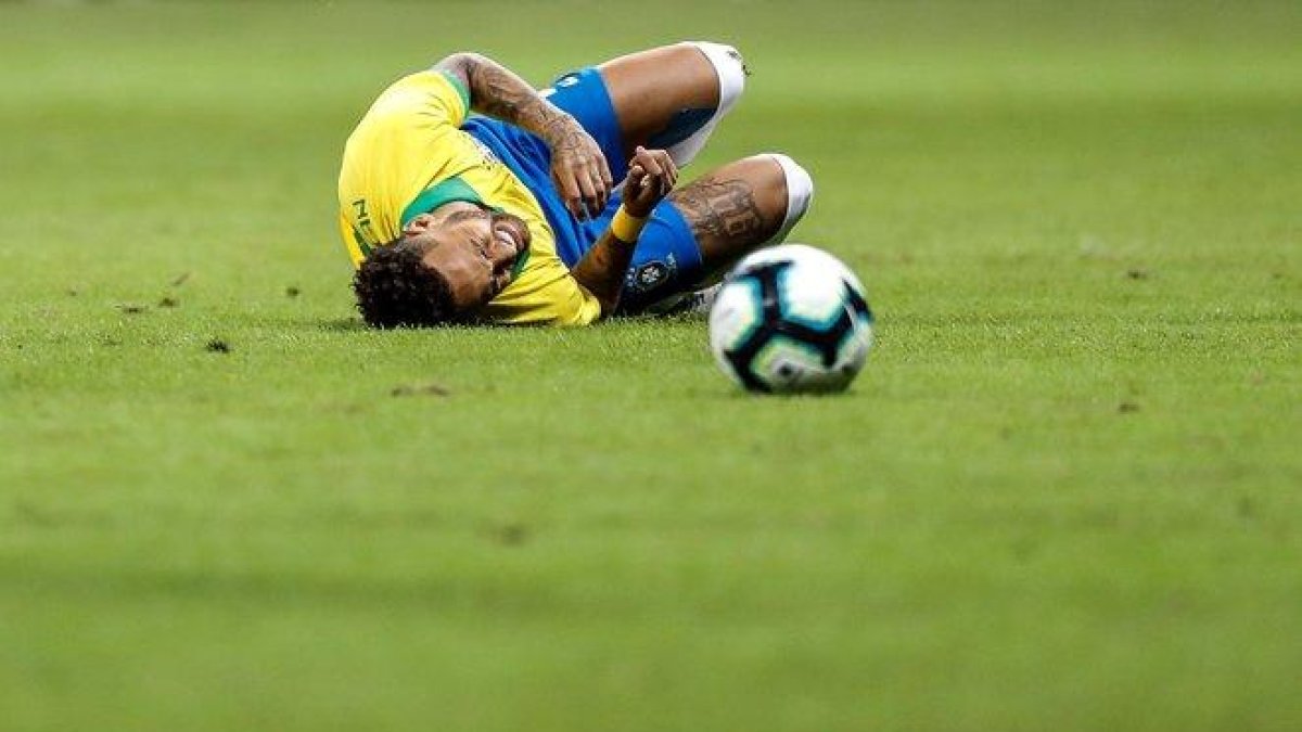 Neymar se dobló el tobillo en un balón disputado con el catarí Assim Madibo.-EFE