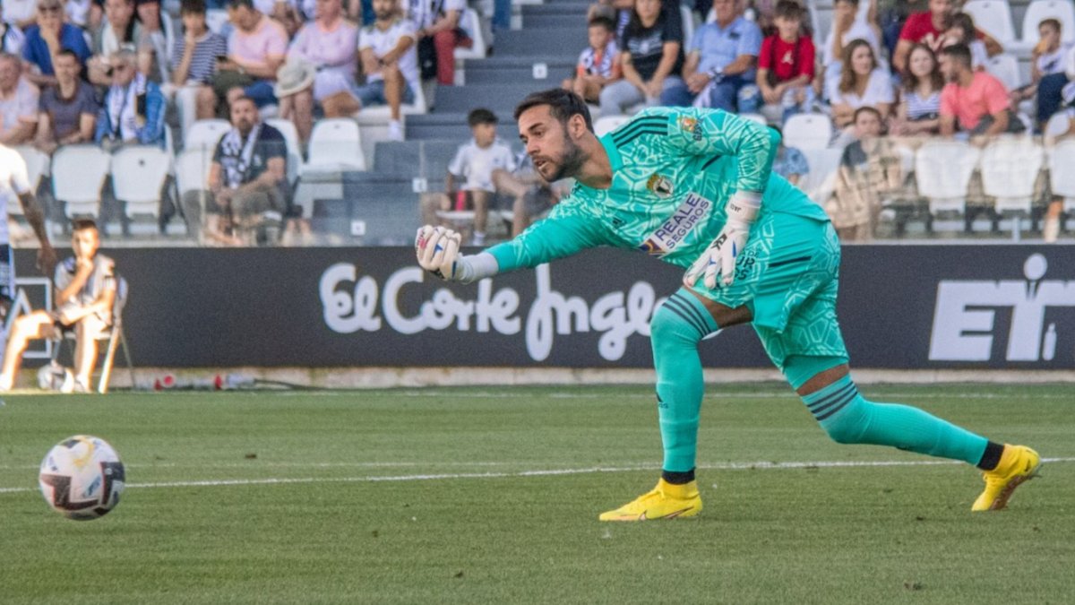 Caro pone el balón en juego. BURGOS CF