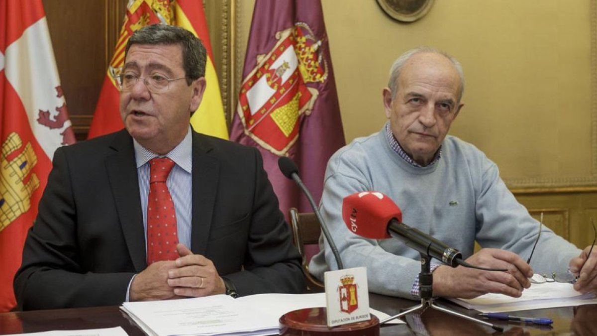 El presidente provincial, César Rico (I) y el vicepresidente y responsables del área de Hacienda, José María Martínez (D)-S. O.
