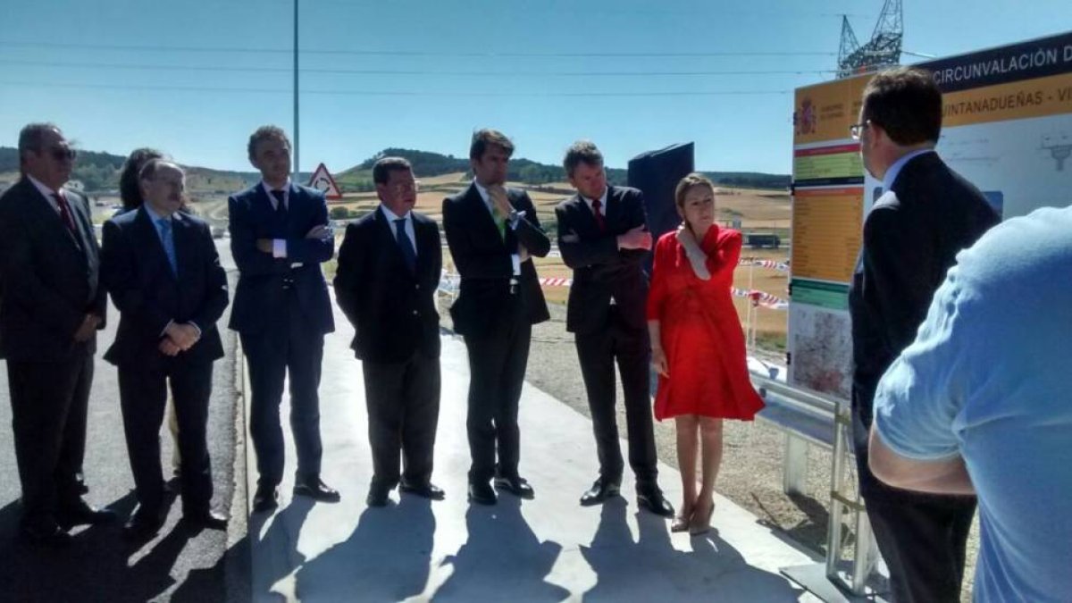 La ministra en el tramo de la circunvalación hoy puesta en servicio-