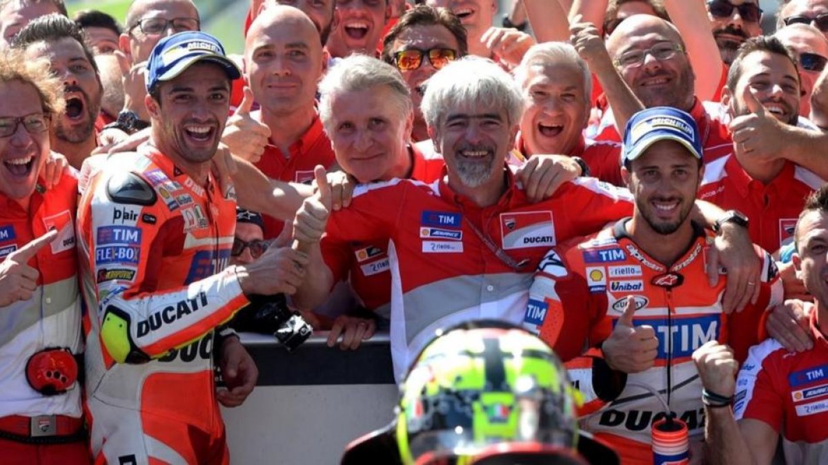 Andrea Iannone, Gigi Dall'Igna y Andrea Dovizioso, en la celebración de Austria.-AFP / MICHAL CIZEK