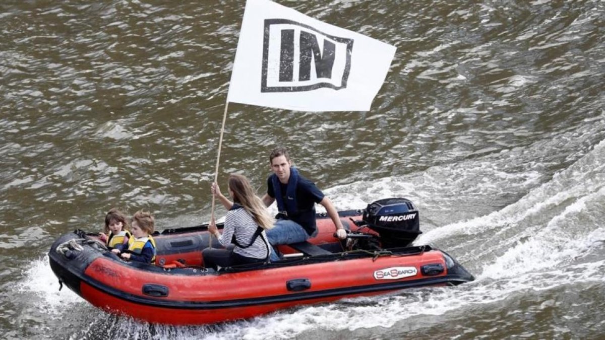 Joe Cox con su marido Brendan y sus dos hijas el miércoles en el Támesis participando en la flotilla por permanecer en la UE.-REUTERS / STEFAN WERMUTH