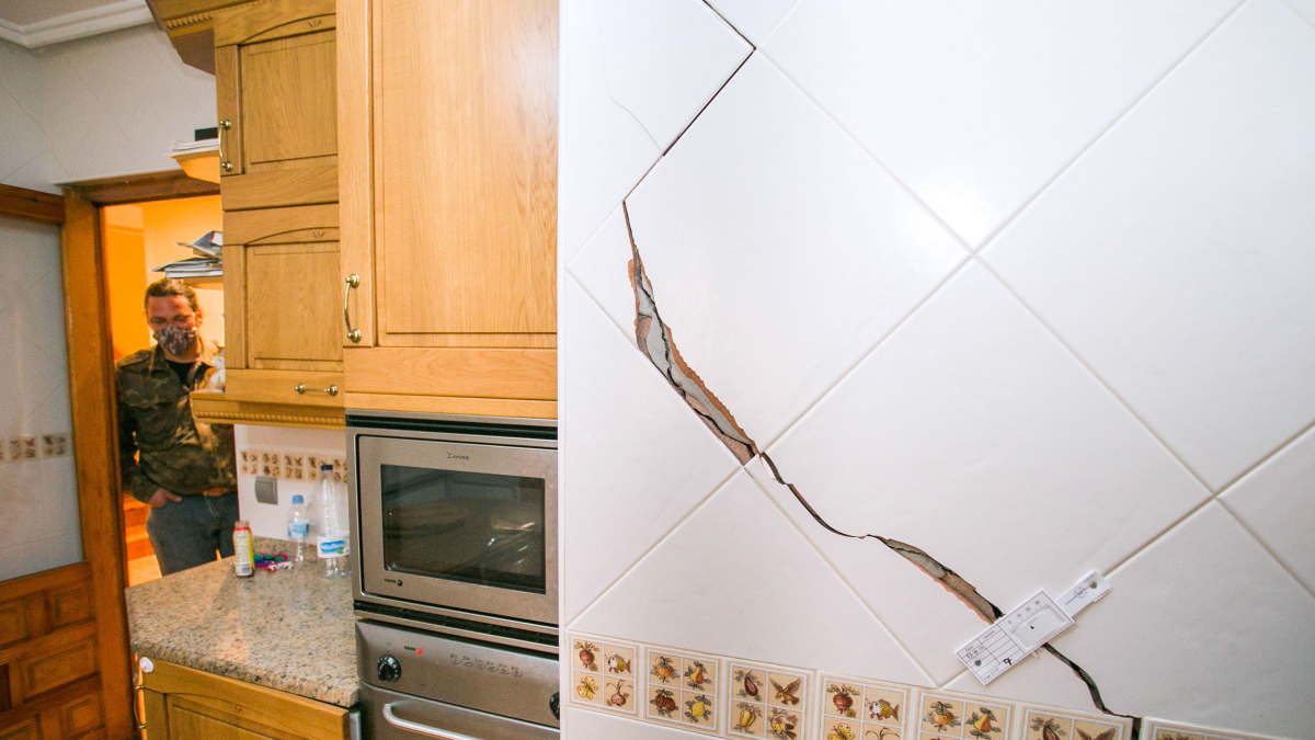 Grietas aparecidas en una vivienda de Villatoro que se encuentra deshabitada desde hace años. TOMÁS ALONSO