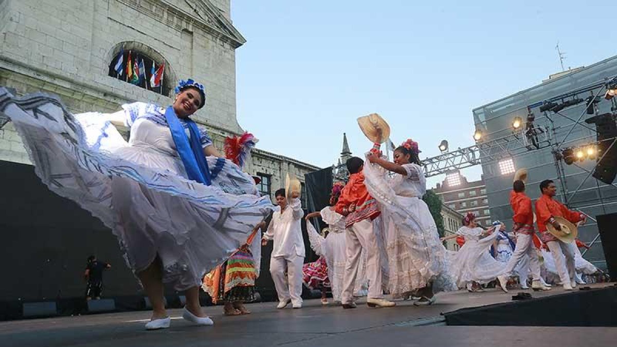 La formación de Nicaragua desplegó calidez en el escenario con sus cadenciosas danzas, el vuelo de las faldas de sus bailarinas, los airosos sombreros de paja...-Raúl Ochoa