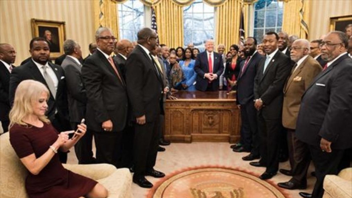 Kellyanne Conway, en el Despacho Oval, en un acto con líderes de uiversidades y 'colleges' de tradición afroamericana.-BRENDAN SMIALOWSKI