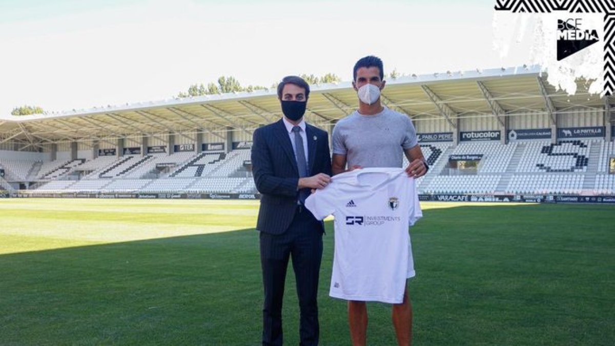 Franco Caselli y Míchel Zabaco posan con la camiseta del Burgos CF en El Plantío. TWITTER / BURGOS CF