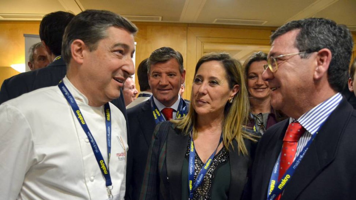 César Rico y la diputada Montse Aparicio, charlan con el chef Joan Roca en el stand de Burgos Alimenta-ECB