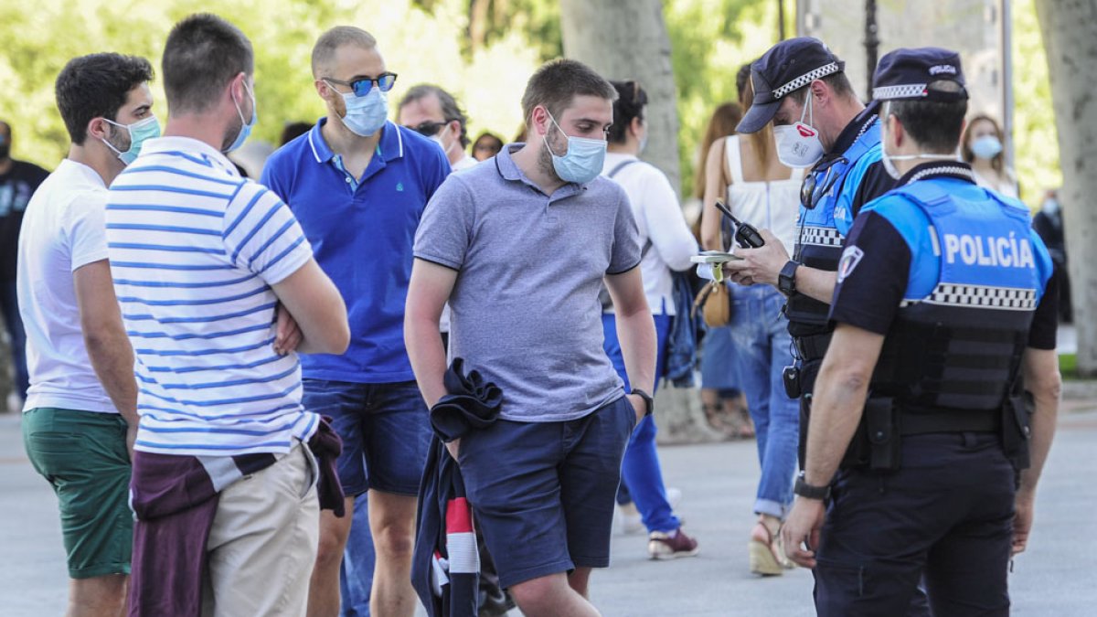 Dos policías comprobando el uso de mascarillas. ECB