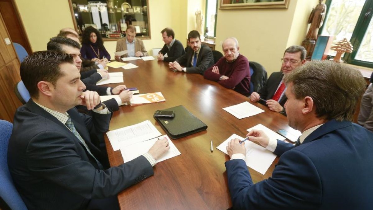 Un momento de la reunión, ayer, del consorcio del aeropuerto presidida por Javier Lacalle.-RAÚL OCHOA